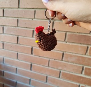 Llavero de ganchillo de gallina