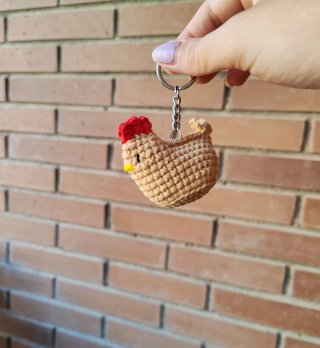 Llavero de ganchillo de gallina