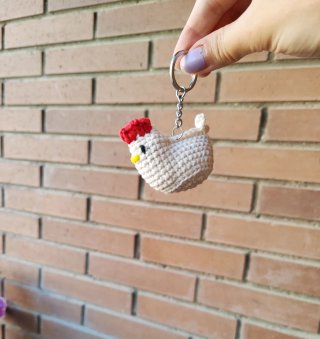 Llavero de ganchillo de gallina