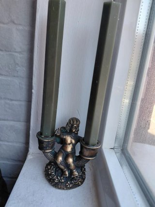 Candelabro de metal con figura de ángel