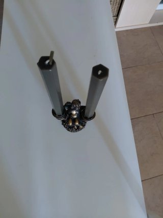 Candelabro de metal con figura de ángel