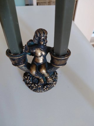 Candelabro de metal con figura de ángel