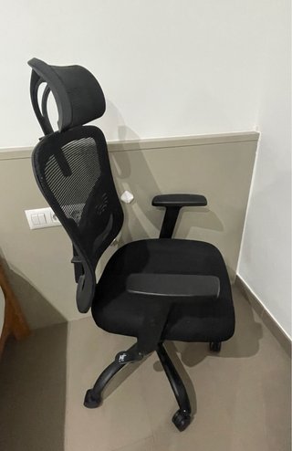 Silla de oficina negra. Vendo por mudanza. Urgente