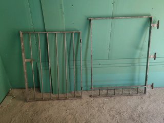 Reja de hierro con cerrojo