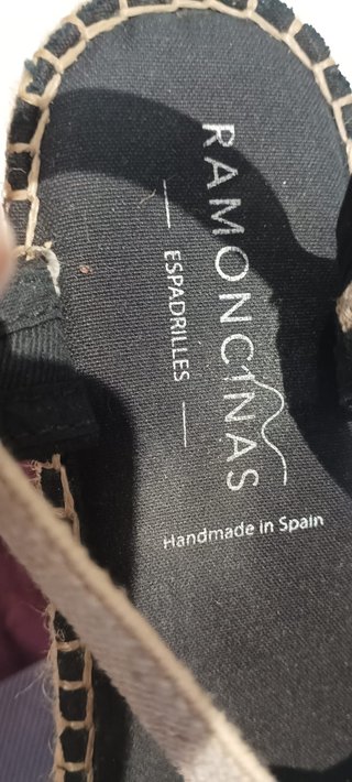 Alpargatas cuña negras tiras beige