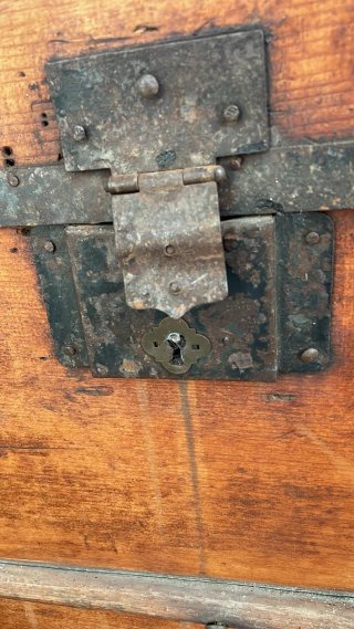 Baúl antiguo restaurado madera y metal