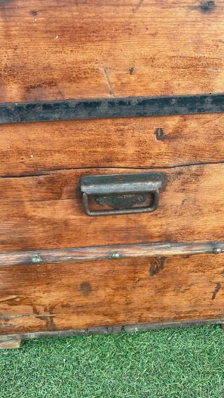 Baúl antiguo restaurado madera y metal