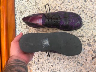 Zapatos negros y morados con encaje