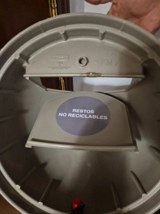 Cubo de basura 96L color gris en muy buen estado