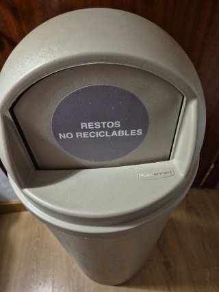 Cubo de basura 96L color gris en muy buen estado
