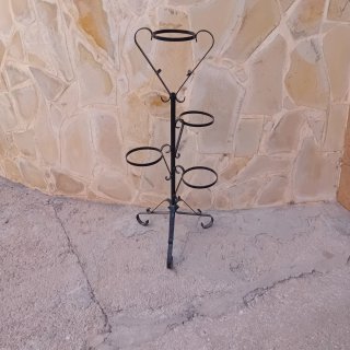 Macetero de metal negro