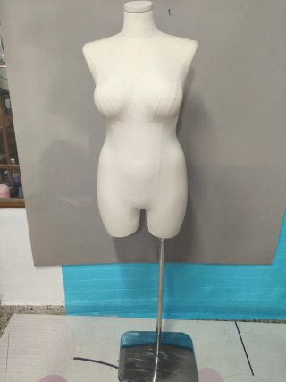 Maniquí de costura blanco