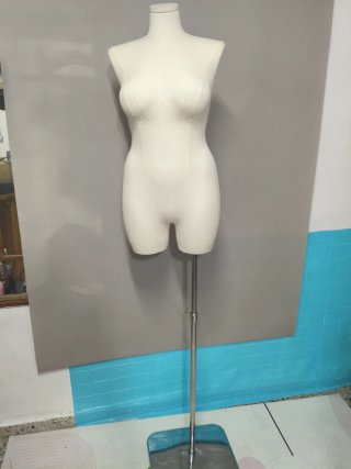 Maniquí de costura blanco