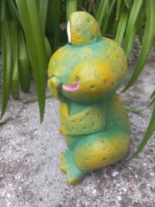 Simpatica ranocchia decorativa da giardino