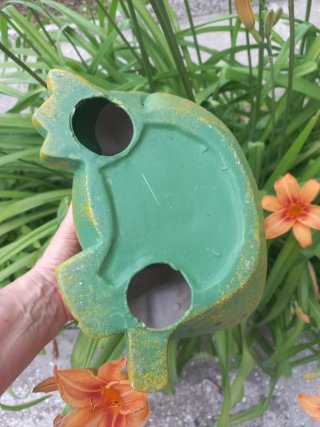 Simpatica ranocchia decorativa da giardino