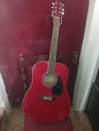 Guitarra española roja, ha estado en estudio.
