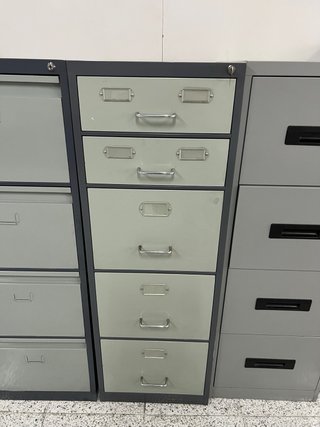 Archivadores de oficina metálicos grises