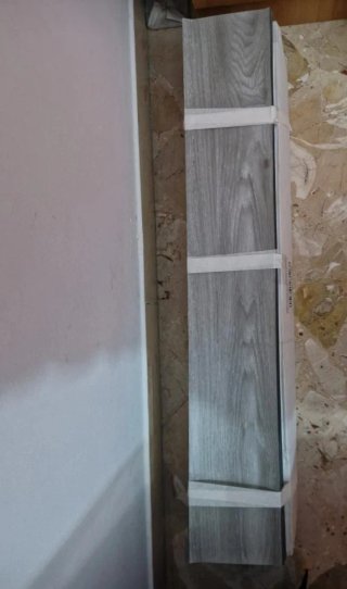 Rivestimento pavimento effetto legno grigio