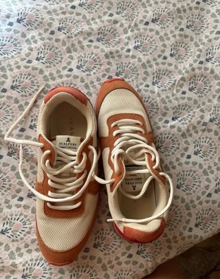 Botines Scalpers beige y naranja.