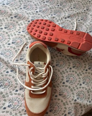Botines Scalpers beige y naranja.