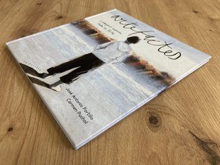 Artefactes o passejant anònim troba un llibre