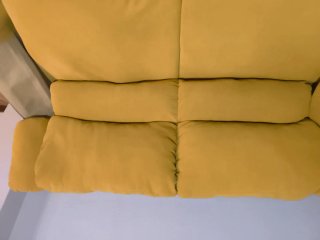 Sofá amarillo de tela