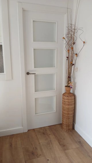 Puerta blanca maciza con cristal