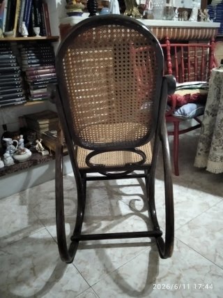 Mecedora antigua de madera y ratán