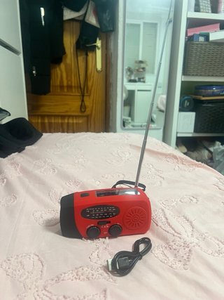 Radio de emergencia roja con manivela
