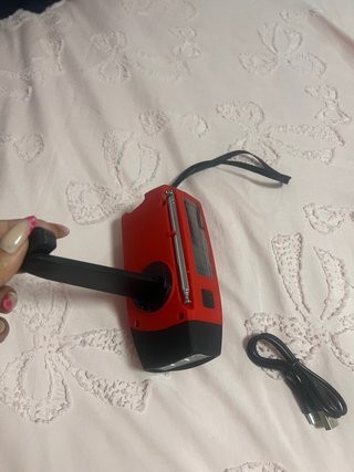 Radio de emergencia roja con manivela