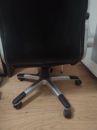 Silla Gaming Negra con Detalles Rojos
