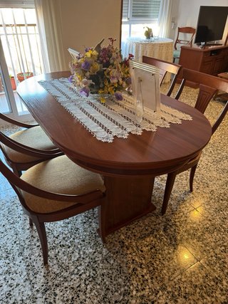 Mueble de comedor de madera color cerezo