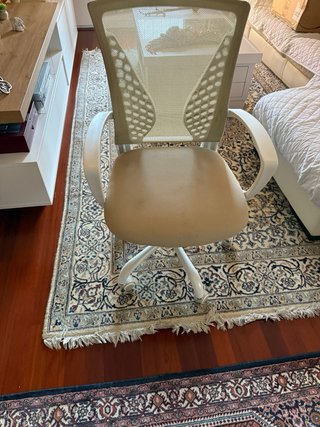 Silla de escritorio beige y blanca
