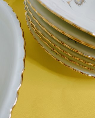 Vajilla de porcelana con borde dorado