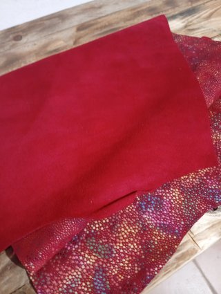 Piel de vacuno con estampado de puntos