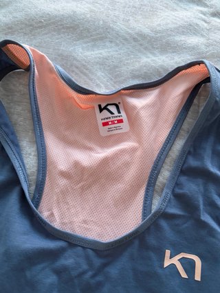 Camiseta deportiva Kari Traa azul y rosa