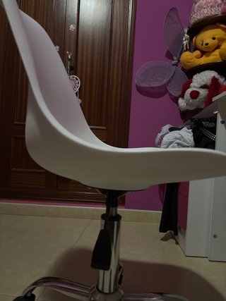 Silla de escritorio blanca con ruedas