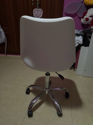 Silla de escritorio blanca con ruedas