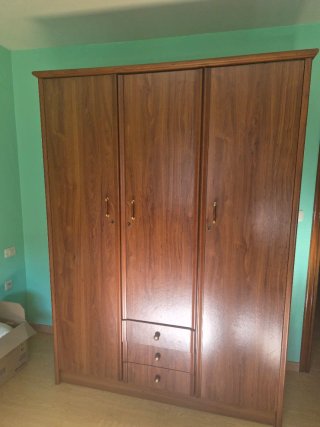 Armario de madera marrón