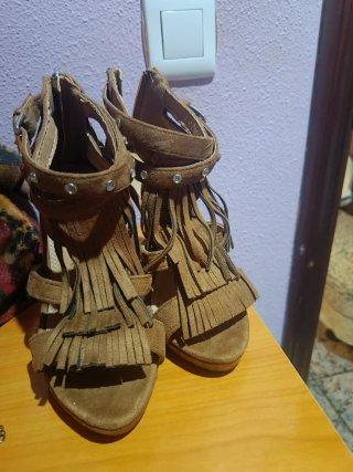 Botines de tacón marrones con flecos