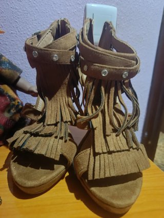 Botines de tacón marrones con flecos