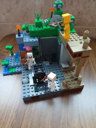 LEGO Minecraft Mazmorra de los Esqueletos 21189