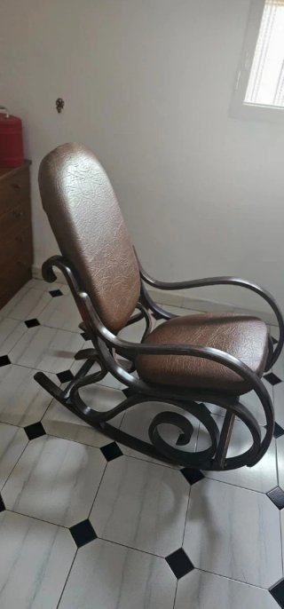 Mecedora de madera y cuero sintético