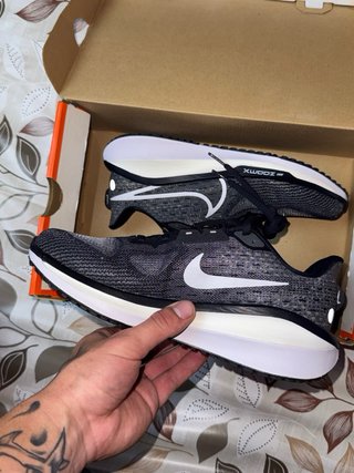 Nike Vomero 17 EU 39 FB1309-004 Running