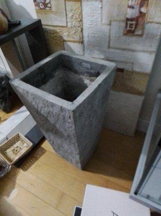 Macetero de piedra gris