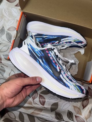 Nike Vomero 18 SE EU 39 IB8164-999 Running