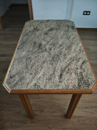 Mesa y 4 sillas de madera