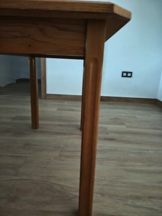 Mesa y 4 sillas de madera