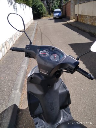 Daelim S-five Scooter Plata itv recién pasada.