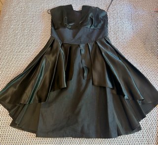 Vestido de fiesta sin mangas con sobre cuerpo